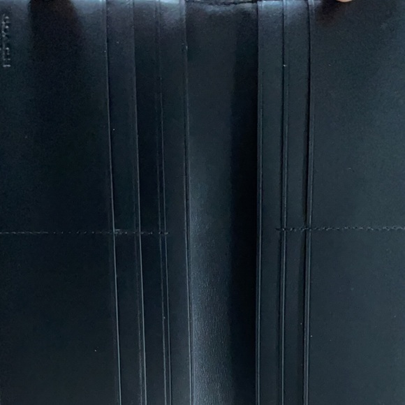 Brand new coach checks wallet - Picture 2 of 3